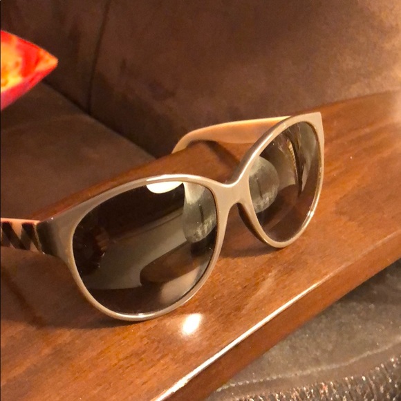 Burberry Sunglasses - Picture 6 of 8